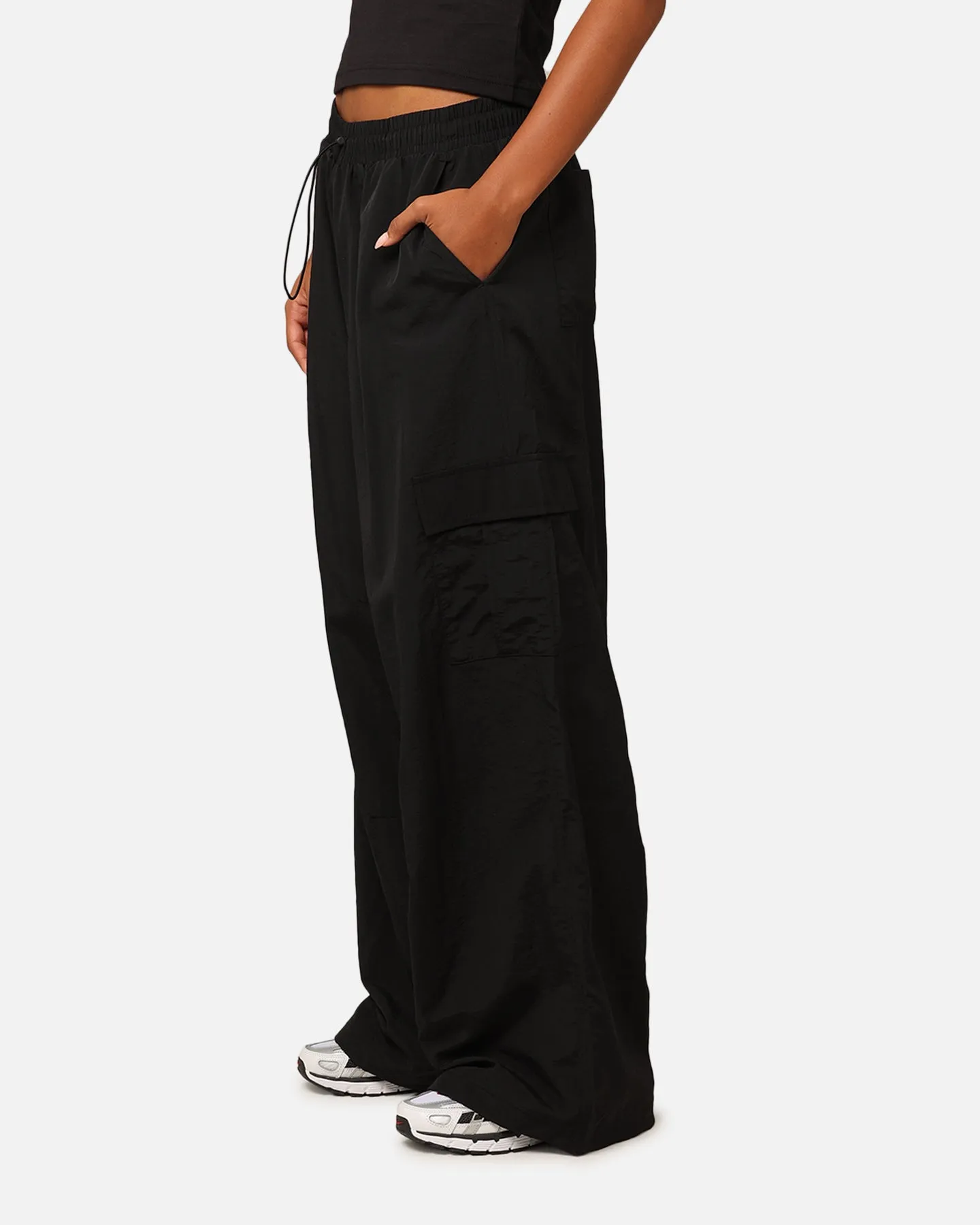 Mitchell & Ness Women's Oakland Raiders Wavey Text Cargo Pants Black